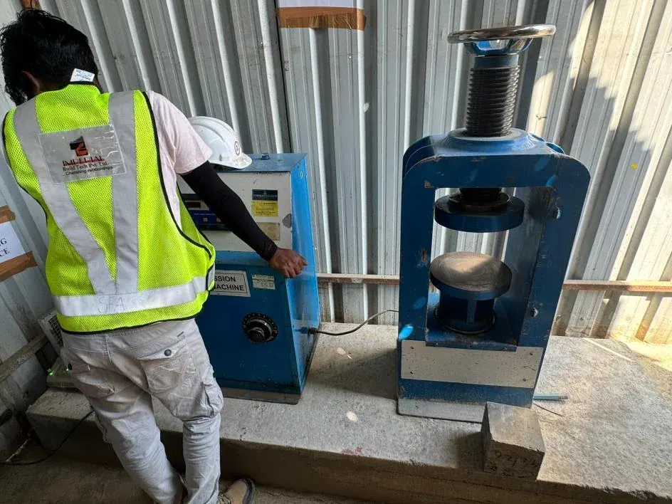 Compression testing machine